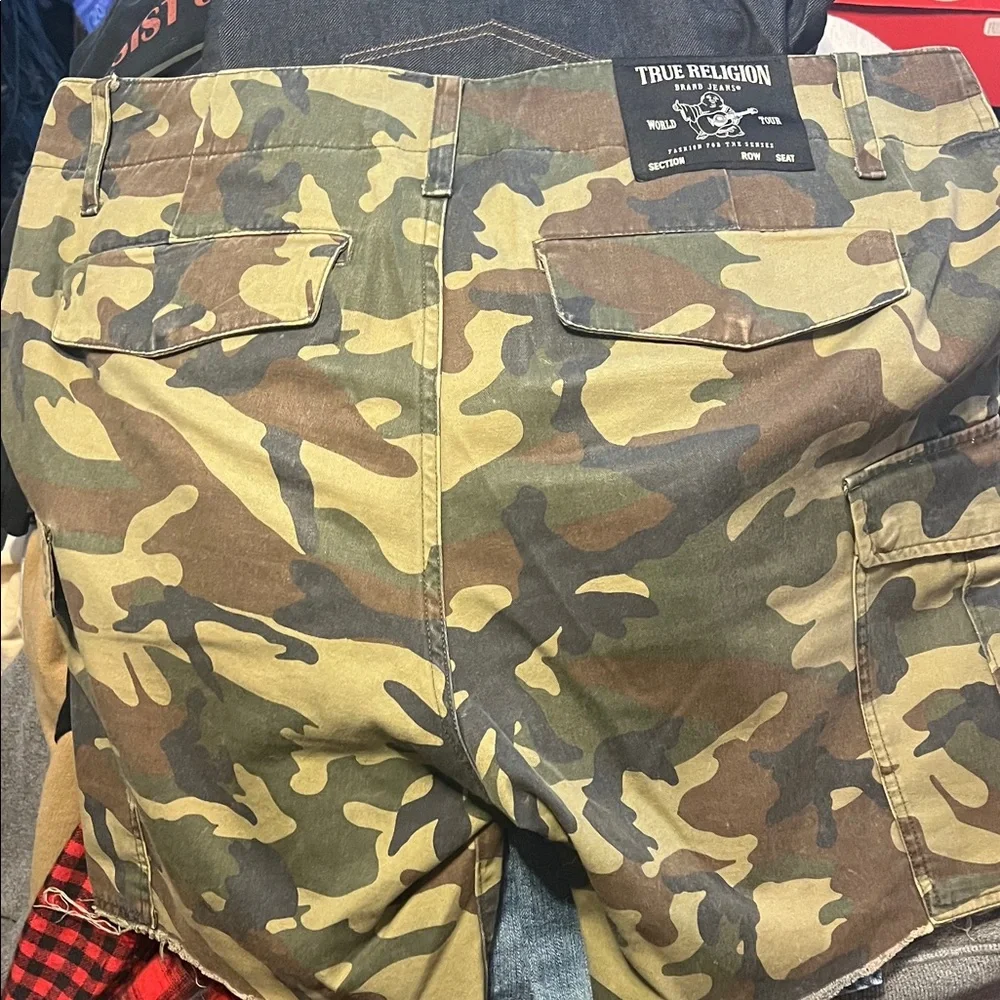TRUE RELIGION CAMO CARGO SHORTS SIZE 34